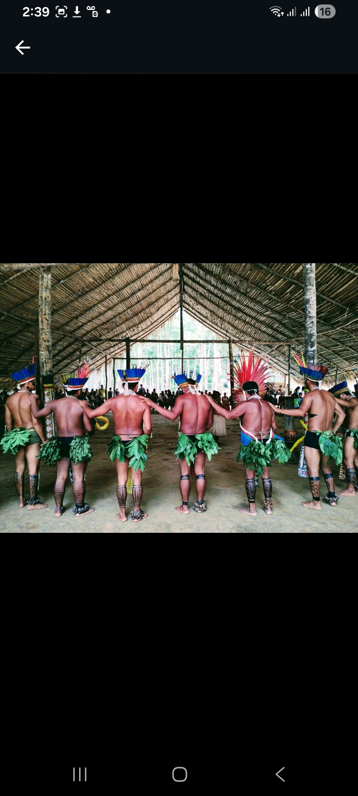 Ritual indígena em maloca ribeirinha