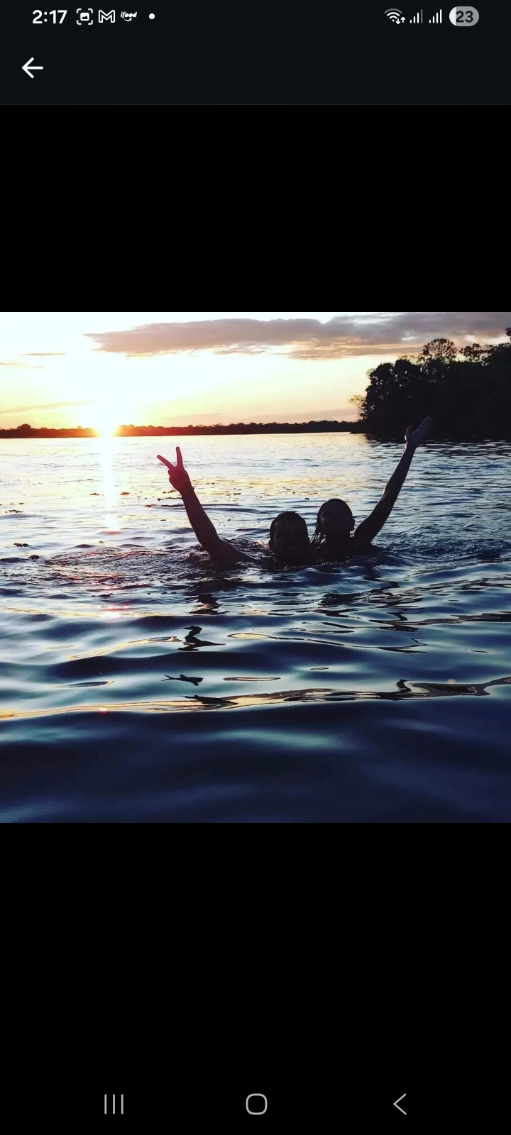 Banho no Rio Negro ao pôr do sol